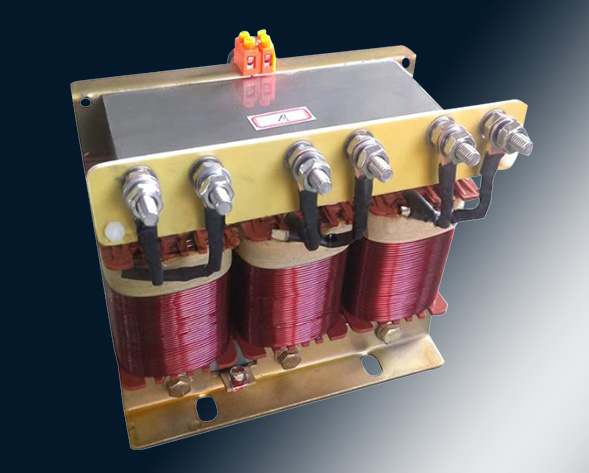 TKSG/TKDG濾波電抗器通過(guò)的是交流電流，它與濾波電容器串聯(lián)使用，組成諧振電路，使其在規(guī)定的頻率點(diǎn)上諧振，濾指定的高次諧波；同時(shí)還可實(shí)玖電力系統(tǒng)的無(wú)功補(bǔ)償和…