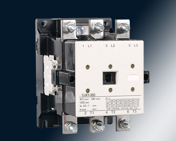 CJX1交流接觸器適用于交流50Hz或60Hz、電壓至690V、電流至475A的電力線(xiàn)路中，供遠(yuǎn)距離頻繁起動(dòng)和控制電動(dòng)機(jī)及接通與分?jǐn)嚯娐?。?jīng)加裝機(jī)械聯(lián)鎖機(jī)構(gòu)后組…